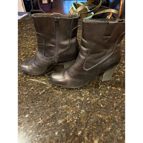 Clark’s Women's Black Ankle Boots Size 8M 3" Heel Casual Zip - Picture 3 of 11